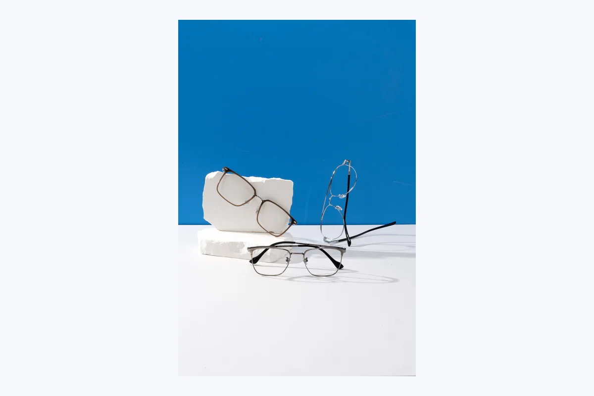 Foto real de coleção metálica • editorial — modelo ilustrativo Azul Studio